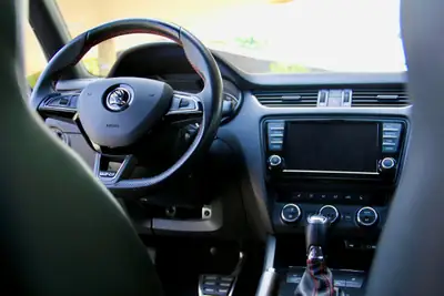 Skoda Octavia 2.0 TSI RS — Break sportif, 220 ch et historique sans sinistre — Miniature 12