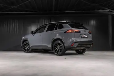Toyota Corolla Cross 2.0 GR Sport e-CVT — SUV hybride performant, 11'100 km seulement — côté