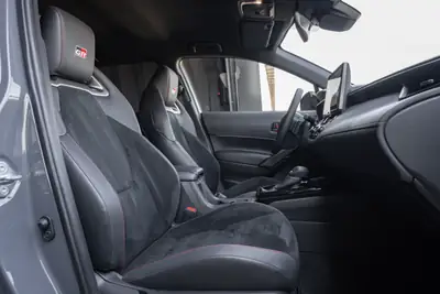 Toyota Corolla Cross 2.0 GR Sport e-CVT — SUV hybride performant, 11'100 km seulement — Miniature 11