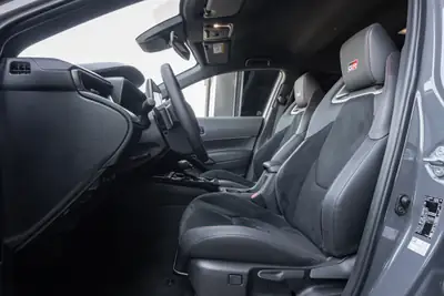 Toyota Corolla Cross 2.0 GR Sport e-CVT — SUV hybride performant, 11'100 km seulement — Miniature 10