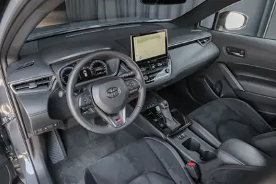 Toyota Corolla Cross 2.0 GR Sport e-CVT — SUV hybride performant, 11'100 km seulement — Miniature 13