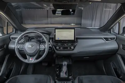 Toyota Corolla Cross 2.0 GR Sport e-CVT — SUV hybride performant, 11'100 km seulement — Miniature 15