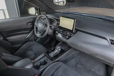 Toyota Corolla Cross 2.0 GR Sport e-CVT — SUV hybride performant, 11'100 km seulement — Miniature 14