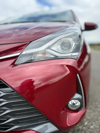 Toyota Yaris 1.5 VVT-iE Trend 2020 — Citadine fiable, 12000 km seulement, rouge métallisée — Innenraum