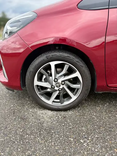 Toyota Yaris 1.5 VVT-iE Trend 2020 — Citadine fiable, 12000 km seulement, rouge métallisée — Armaturenbrett