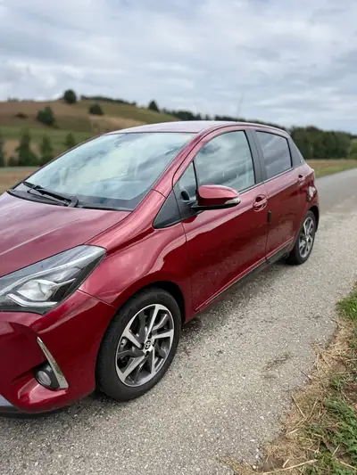 Toyota Yaris 1.5 VVT-iE Trend 2020 — Citadine fiable, 12000 km seulement, rouge métallisée — Miniatur 9
