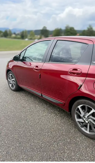 Toyota Yaris 1.5 VVT-iE Trend 2020 — Citadine fiable, 12000 km seulement, rouge métallisée — Miniatur 10