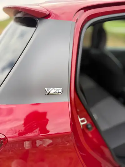 Toyota Yaris 1.5 VVT-iE Trend 2020 — Citadine fiable, 12000 km seulement, rouge métallisée — Miniatur 12