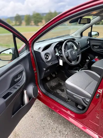 Toyota Yaris 1.5 VVT-iE Trend 2020 — Citadine fiable, 12000 km seulement, rouge métallisée — Miniatur 17