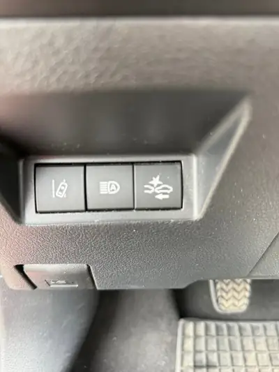 Toyota Yaris 1.5 VVT-iE Trend 2020 — Citadine fiable, 12000 km seulement, rouge métallisée — Miniatur 18