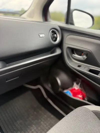 Toyota Yaris 1.5 VVT-iE Trend 2020 — Citadine fiable, 12000 km seulement, rouge métallisée — Miniatur 16