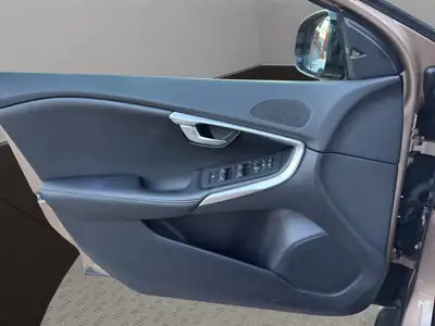 Volvo V40 Cross Country D3 Momentum — Break robuste, diesel économique, 121'600 km — Miniature 12