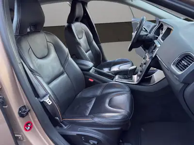 Volvo V40 Cross Country D3 Momentum — Break robuste, diesel économique, 121'600 km — Miniature 17