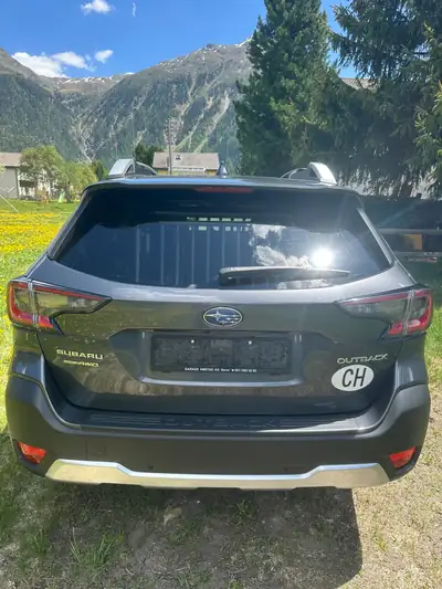 Subaru Outback 2.5i Luxury — SUV polyvalent tout-terrain, 45 500 km seulement — fianco