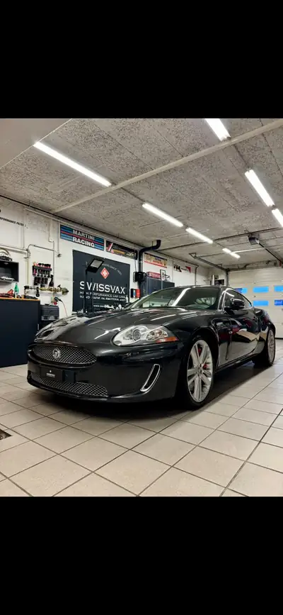 Jaguar XKR 2011 — Coupé sport britannique 510 ch, sans accident — vue extérieure