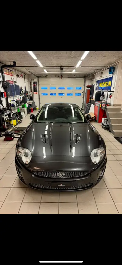 Jaguar XKR 2011 — Coupé sport britannique 510 ch, sans accident — intérieur