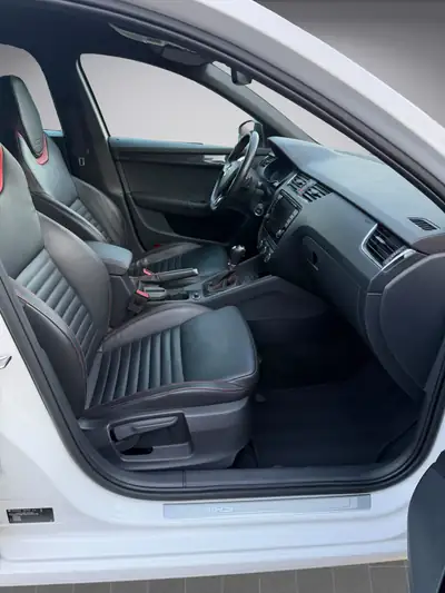 Skoda Octavia Combi RS 2.0 TDI 4x4 — Break familial haute performance, 93 500 km — Miniatur 14