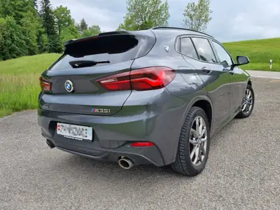BMW X2 M35i — Coupé SUV sportif, 306 ch et design anthracite élégant — vista posteriore