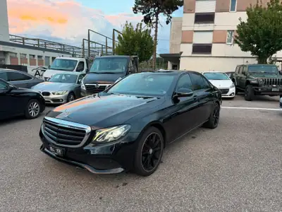 Mercedes-Benz E 200 AMG Line — Berline premium 2016, finition Full Black et garantie 2 ans — côté