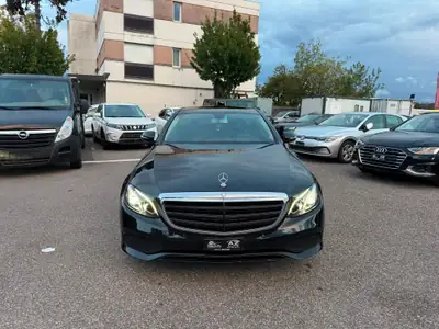 Mercedes-Benz E 200 AMG Line — Berline premium 2016, finition Full Black et garantie 2 ans — vue extérieure