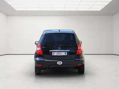 Mercedes-Benz Classe A 200 Élégance — Berline compacte automatique, entretien récent — interni