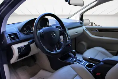 Mercedes-Benz Classe A 200 Élégance — Berline compacte automatique, entretien récent — Miniatura 9