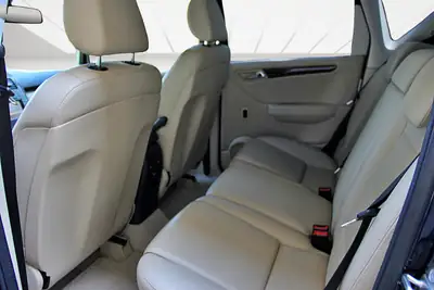 Mercedes-Benz Classe A 200 Élégance — Berline compacte automatique, entretien récent — Miniatura 10