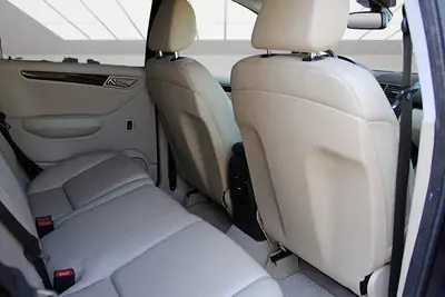 Mercedes-Benz Classe A 200 Élégance — Berline compacte automatique, entretien récent — Miniatura 12