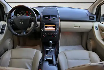 Mercedes-Benz Classe A 200 Élégance — Berline compacte automatique, entretien récent — Miniatura 11