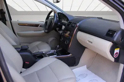 Mercedes-Benz Classe A 200 Élégance — Berline compacte automatique, entretien récent — Miniatura 13