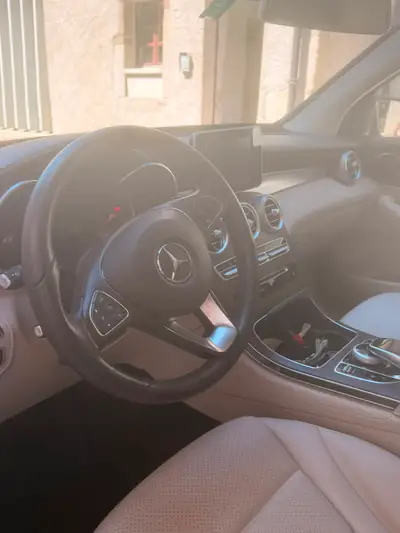 Mercedes-Benz GLC 250 AMG Line — SUV premium 4x4, équipé et économe — dashboard