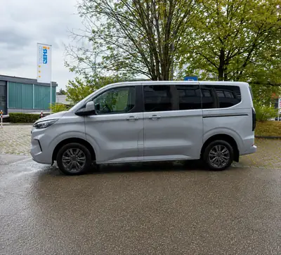 Ford Tourneo Custom Titanium 4x4 — Monospace familial robust avec garantie 3 ans — Außenansicht