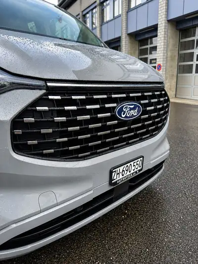 Ford Tourneo Custom Titanium 4x4 — Monospace familial robust avec garantie 3 ans — Heckansicht