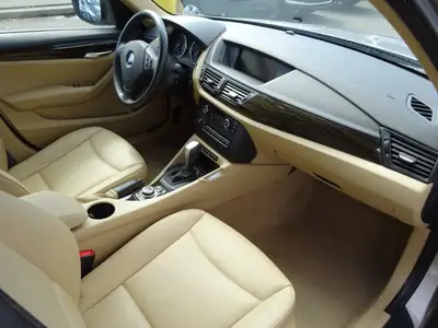 BMW X1 xDrive 28i Steptronic — SUV compact performant, 8 pneus, caméra de recul — Miniature 9