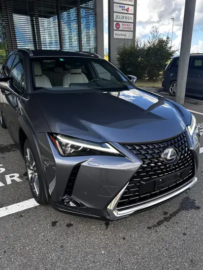Lexus UX 300e Excellence — SUV électrique premium, 22700 km seulement — côté