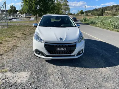 Peugeot 208 1.2 PureTech Allure — Citadine automatique, équipée et économique — side view