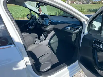 Peugeot 208 1.2 PureTech Allure — Citadine automatique, équipée et économique — detail