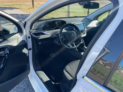 Peugeot 208 1.2 PureTech Allure — Citadine automatique, équipée et économique — dashboard