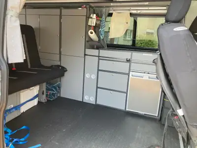 VW Transporter T6 2.0 TDI 150 4Motion — Campervan aménagé, 4×4 polyvalent — côté