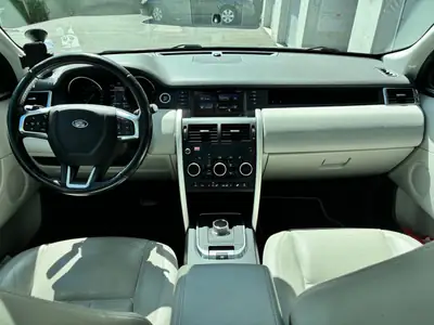 Land Rover Discovery Sport 2.0 Si4 HSE — SUV premium 7 places, moteur essence 240 ch — vista posteriore