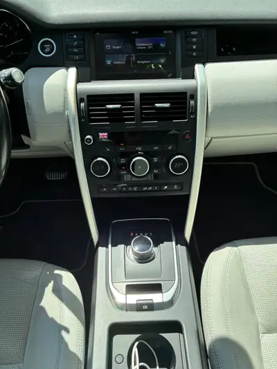Land Rover Discovery Sport 2.0 Si4 HSE — SUV premium 7 places, moteur essence 240 ch — interni