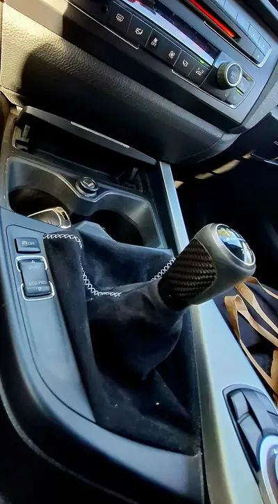 BMW 116d Sport Line — Diesel économique, entretien BMW complet, expertise récente — intérieur