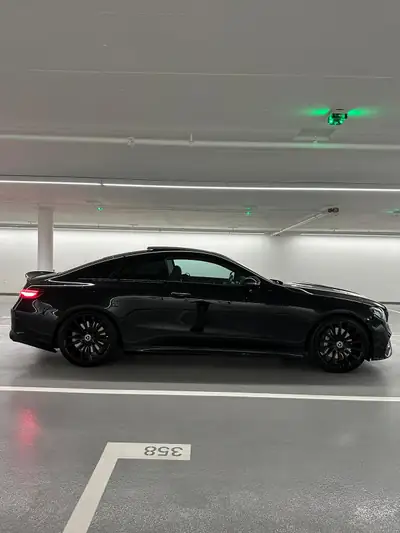 Mercedes-Benz E 400 Coupé AMG Line 4Matic — Élégance sportive et puissance maîtrisée — Seitenansicht