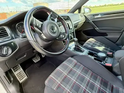 VW Golf 2.0 TSI GTI — Sportive dynamique, 53 000 km seulement — interni