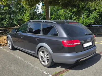 Audi A6 Allroad 3.0 V6 TFSI — SUV coupé polyvalent, 290 ch et transmission intégrale — vista posteriore