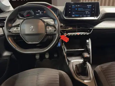 Peugeot 208 1.2 PureTech Active — Citadine agile et économe, 98 000 km — Armaturenbrett