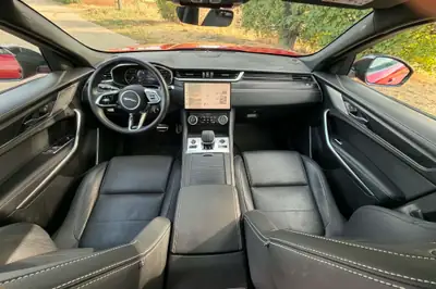 Jaguar F-PACE 2.0 I4 250 R-Dynamic Black AWD — SUV premium 30 000 km, traction intégrale — Heckansicht
