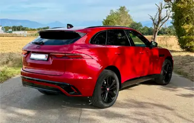 Jaguar F-PACE 2.0 I4 250 R-Dynamic Black AWD — SUV premium 30 000 km, traction intégrale — Seitenansicht