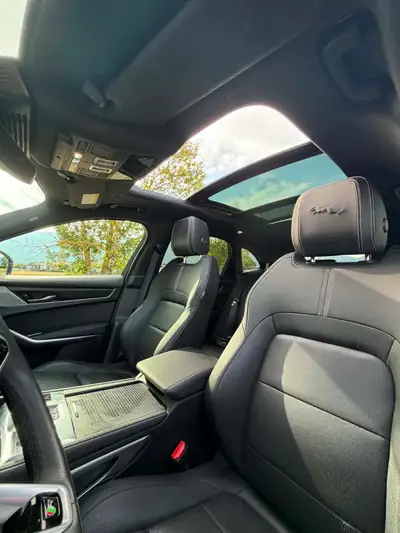 Jaguar F-PACE 2.0 I4 250 R-Dynamic Black AWD — SUV premium 30 000 km, traction intégrale — Armaturenbrett