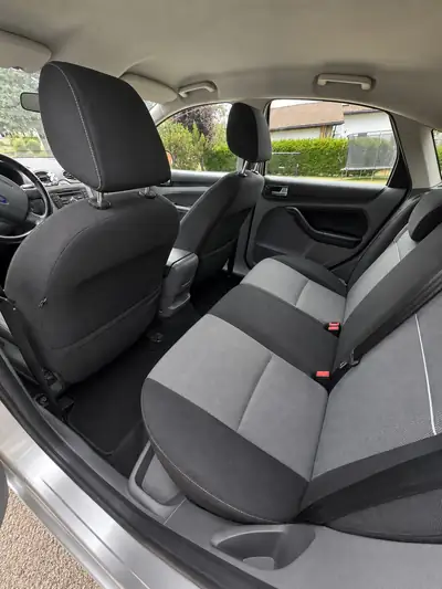 Ford Focus 1.6i 16V Carving — Berline fiable et économique, sans sinistre — vista posteriore